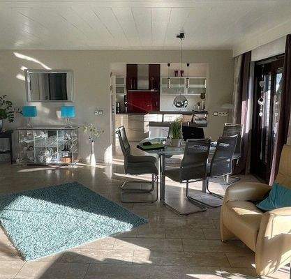 Küche mit offenem Zugang zum Wohn- u. Essbereich