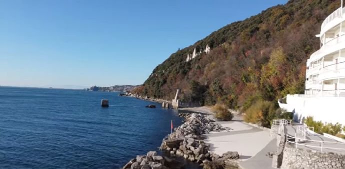 Blick auf das Meer und die private Anlage