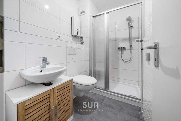 MODERNISIERTES BADEZIMMER 