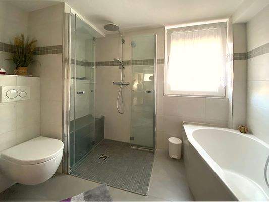 OG: Bad mit Dusche + Wanne