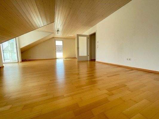 Lichtdurchflutetes Wohn- und Esszimmer