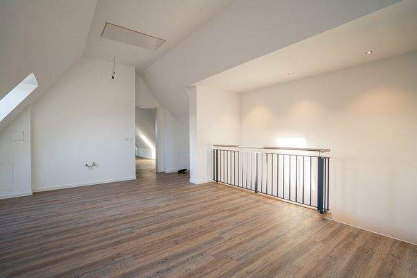 Treppe und Fahrstuhl im DG