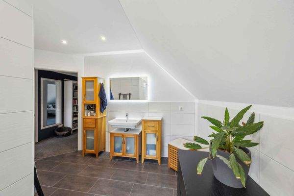 oberes Bade mit begehbarer Dusche