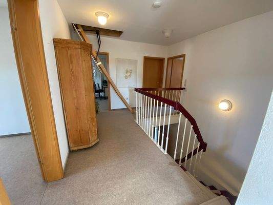 37) DG: Flur mit u.a. Dachspeichertreppe