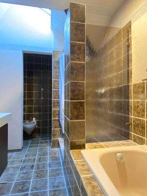 Bad mit Dusche und Wanne