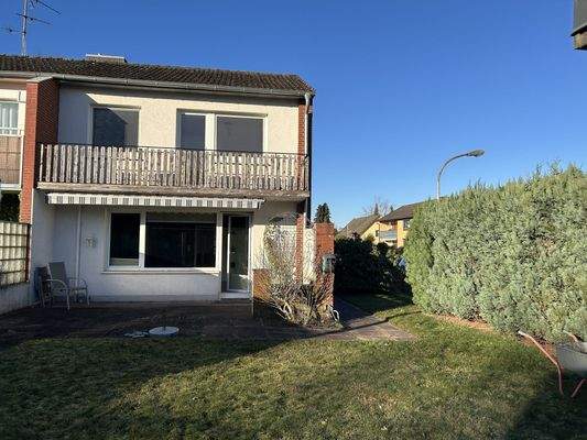 Rückseite mit Terrasse und Balkon