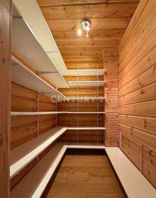 Praktischer begehbarer Schrank im EG