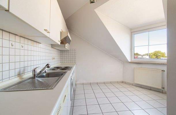 Helle Küche mit großzügiger Arbeitsfläche und Stauraum