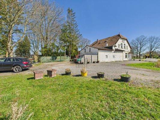 Hausansicht Parkplatz