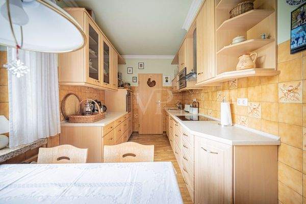 Küche mit Speisekammer