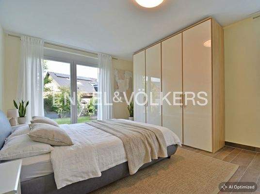 UG: Helles, modernes Schlafzimmer mit Zugang zum Garten