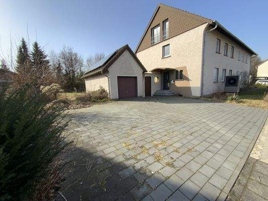 Straßenansicht mit Garage und Stellplätzen