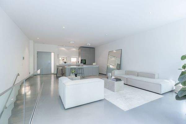 Elegantes Wohnen mit offem Abgang zu den Schlafzimmern