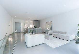 Elegantes Wohnen mit offem Abgang zu den Schlafzimmern