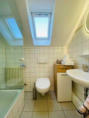 Bad mit WC und Dusche DG