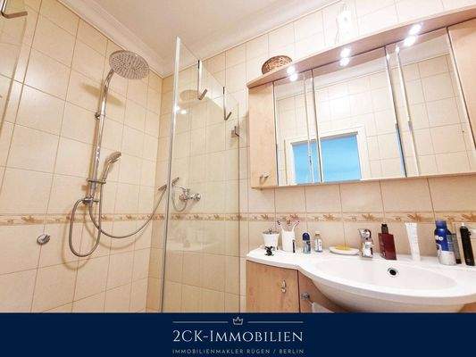 Badezimmer mit großer Dusche