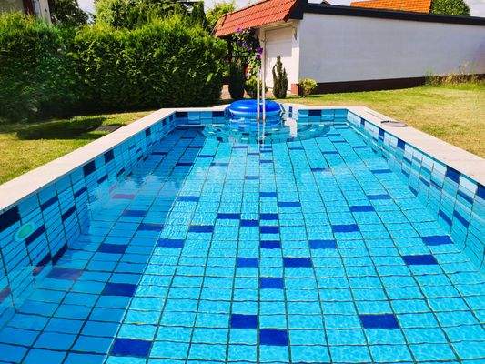 Pool im eigenen Garten am Haus