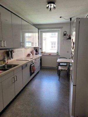 Geräumige Küche mit Platz für Essecke ähnlich