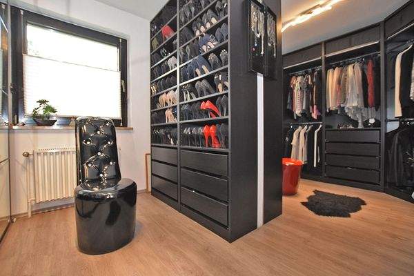 Zwei kleine Zimmer wurden zu einem Ankleidebereich gestaltet