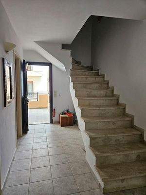 Kreta, Koutouloufari: Haus im Dorfzentrum mit großer Dachterrasse mit herrlichem Blick auf Hersonissos und das Meer zu verkaufen