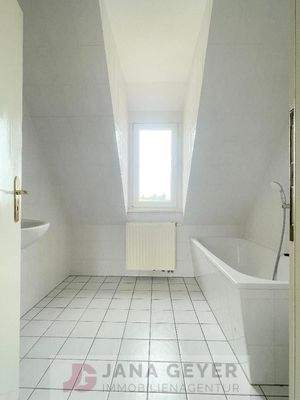 Tageslichtbad mit Wanne.