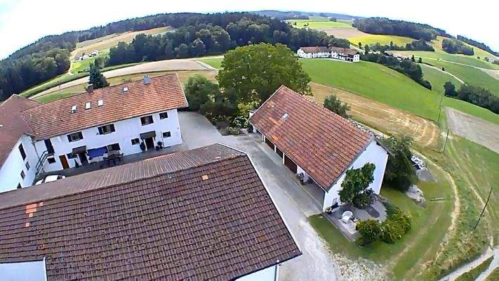 Ansicht von oben Hof mit Garage und Grund