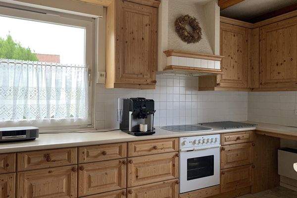 großzügige, gut belichtete Küche