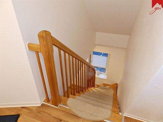 Whg. 5: Treppenaufgang (Bilder vor Einzug) 