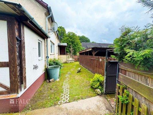 Garten Seite mit Blick zum Nachbarn