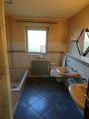 Vollbad + Dusche, EG