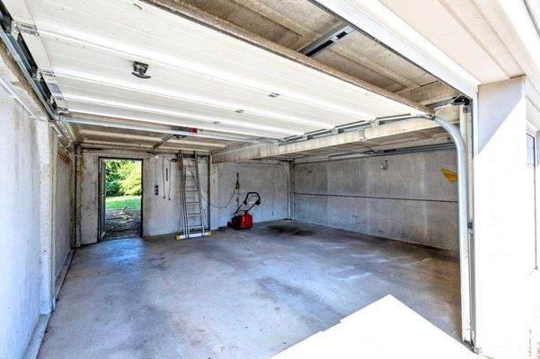 Doppelgarage + Zugang Garten
