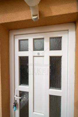 Appartement 5: offener Wohnraum mit Schlafzimmer, Balkon & Bad