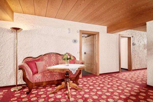 OG Flur mit Sitzgelegenheit