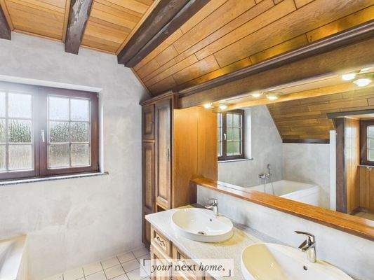 Badezimmer mit Einbauschränken