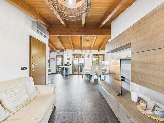 living con vista sala da pranzo 