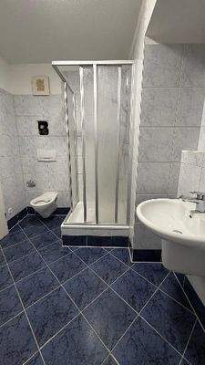 Bad mit Dusche und Wanne