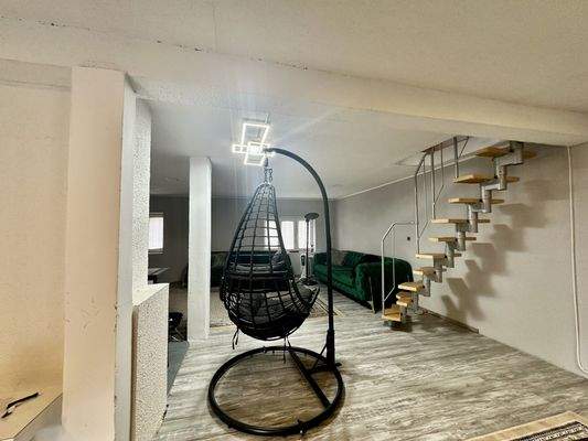 großes Wohnzimmer mit Balkon