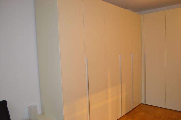 Großer Kleiderschrank