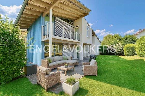 Ostseite mit großem Balkon und Terrasse