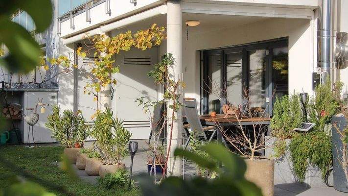 Überdachte Terrasse zur ganzjährige Nutzung, mit Sonnenschutz durch fernbedienbare Markisen