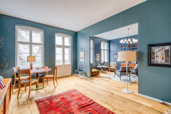 Gemütlicher Wohnbereich mit Balkonzugang