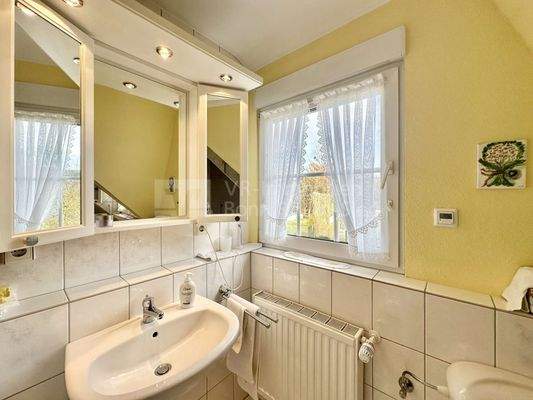 4894 Blick zum Fenster OG 