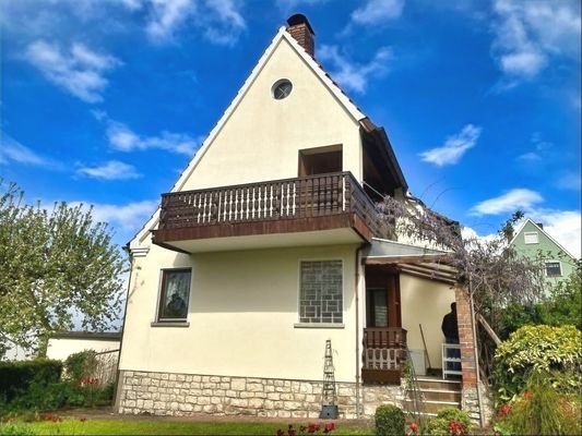 Westansicht mit Terrasse und Balkon