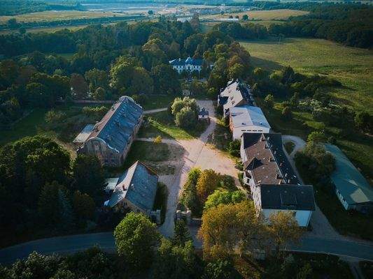 Gutsanlage/Blick auf's Schloß!