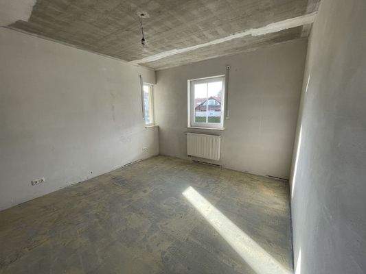 Schlafzimmer mit kleinem Fenster in den Wintergarten sorgt für noch mehr Licht im Raum