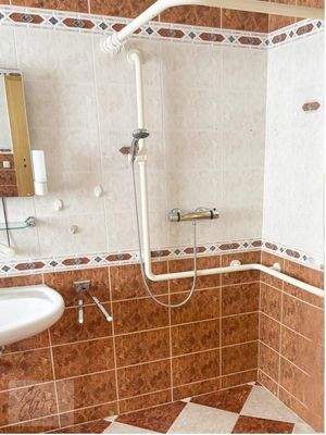 Wannenbadezimmer mit bodengleicher Dusche