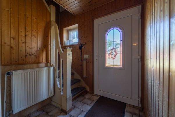 Vorflur mit Aufgang ins Obergeschoss