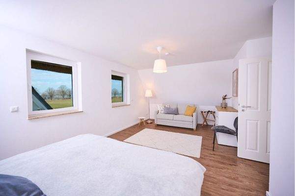 Geräumiges Schlafzimmer im Dachgeschoss