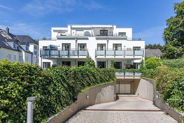 Frontansicht mit Tiefgarageneinfahrt