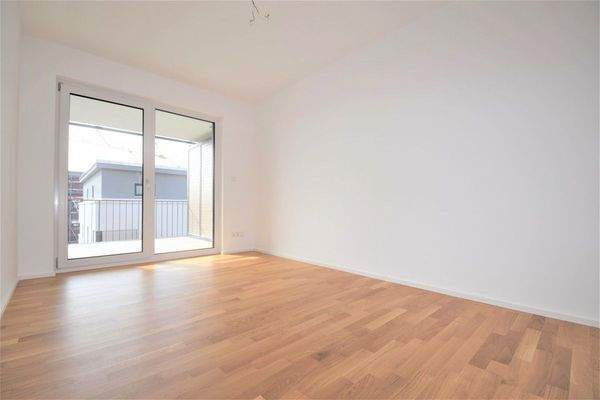 Kinder- oder Arbeitszimmer mit Balkonzugang